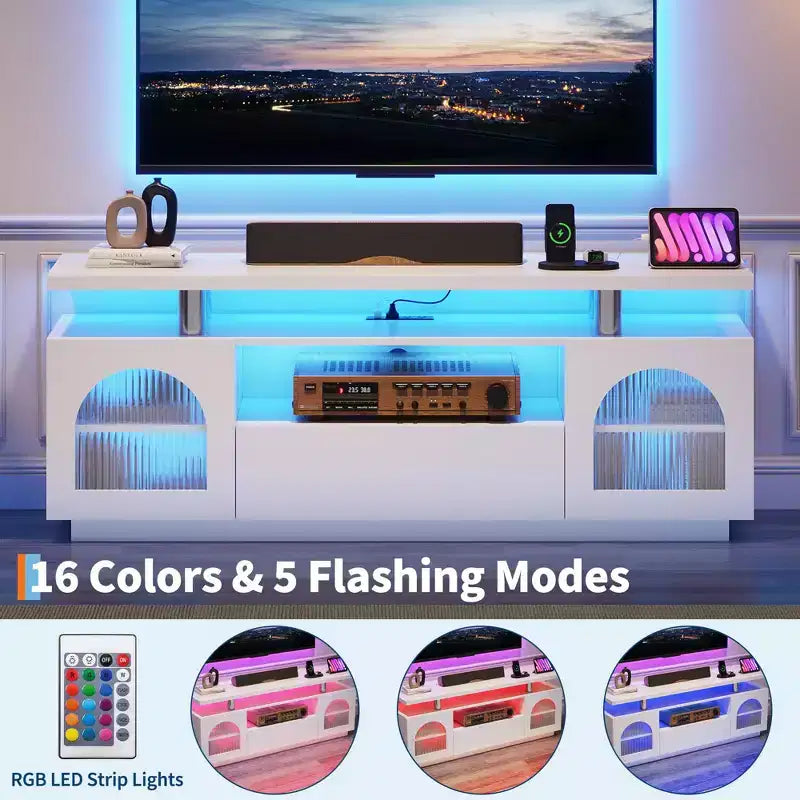 Meuble TV moderne avec prises de courant et lumières LED pour téléviseur 65", console média avec grand tiroir et étagères réglables, blanc