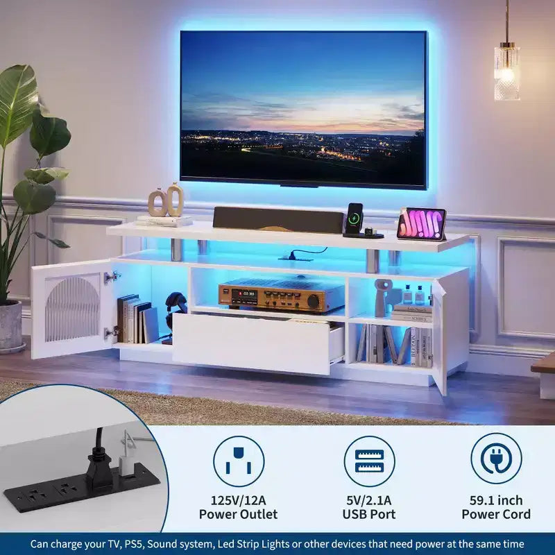 Meuble TV moderne avec prises de courant et lumières LED pour téléviseur 65", console média avec grand tiroir et étagères réglables, blanc