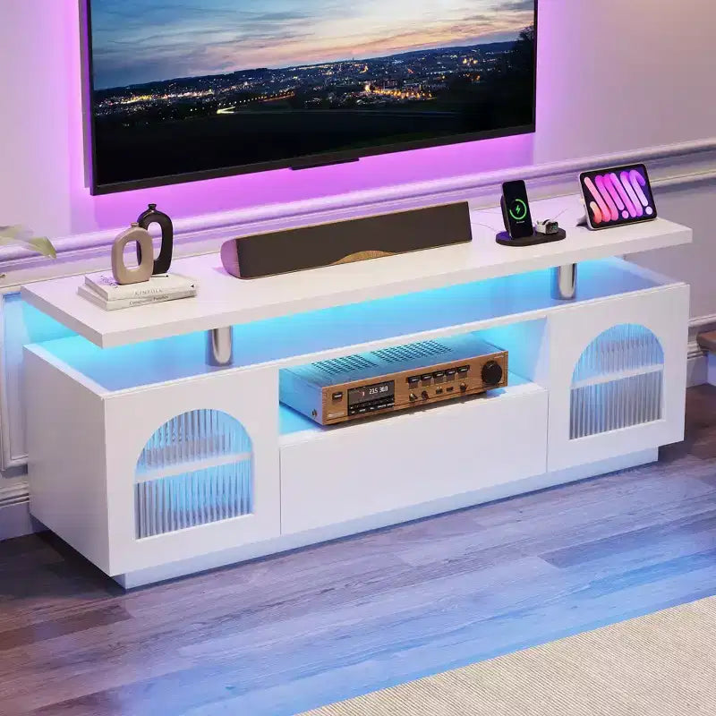 Meuble TV moderne avec prises de courant et lumières LED pour téléviseur 65", console média avec grand tiroir et étagères réglables, blanc