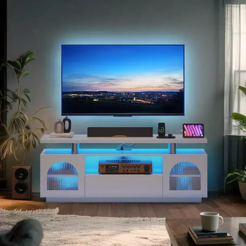 Meuble TV moderne avec prises de courant et lumières LED pour téléviseur 65", console média avec grand tiroir et étagères réglables, blanc