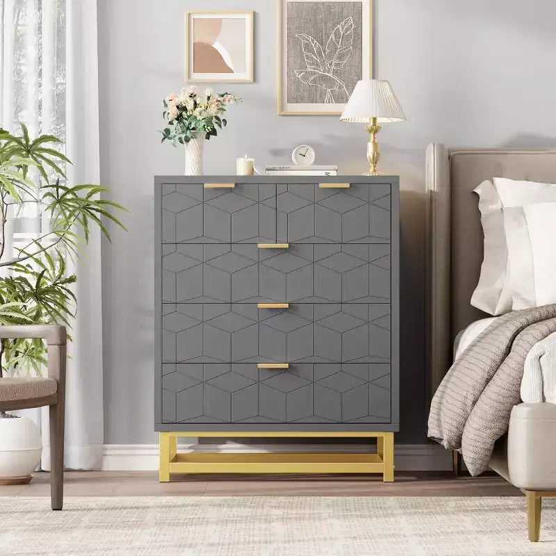 Commode à cinq tiroirs et pieds en métal