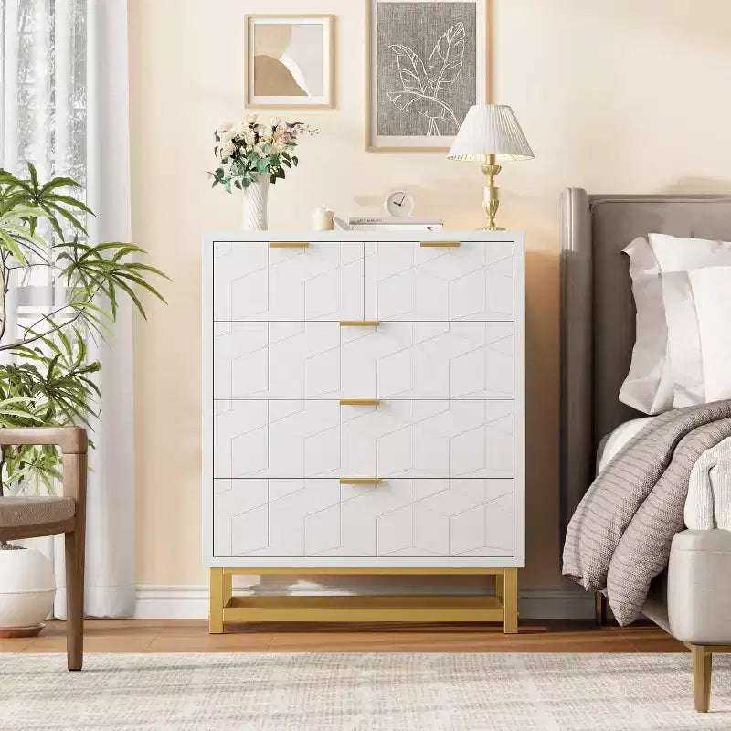 Commode à cinq tiroirs et pieds en métal