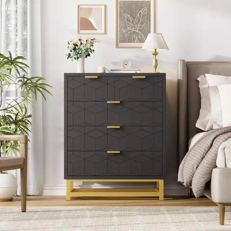 Commode à cinq tiroirs et pieds en métal