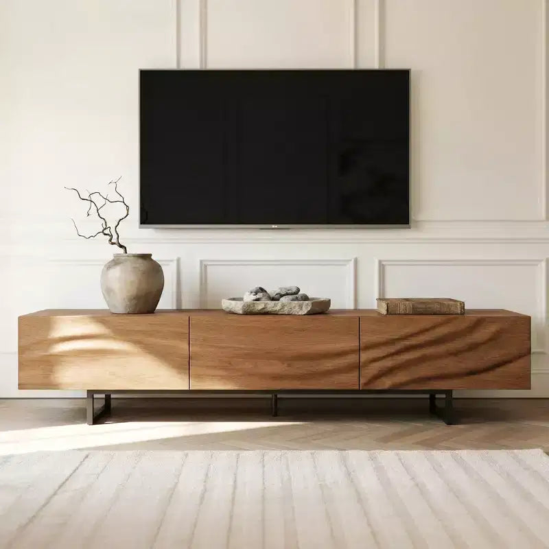 Meuble TV moderne en bois massif avec relief, 82,83" - 3 tiroirs, pieds en métal et trous de ventilation