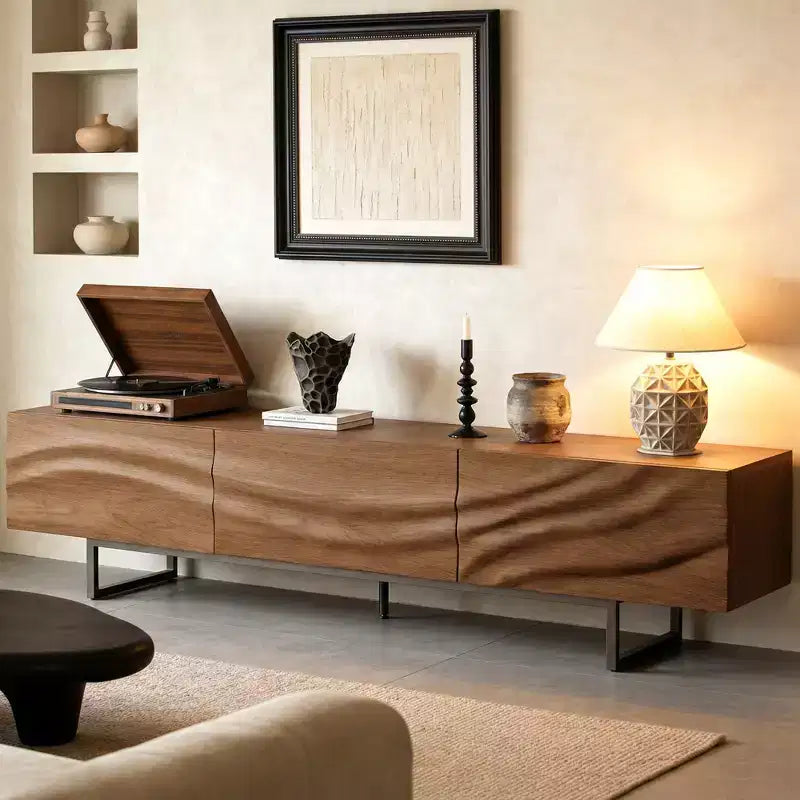 Meuble TV moderne en bois massif avec relief, 82,83" - 3 tiroirs, pieds en métal et trous de ventilation